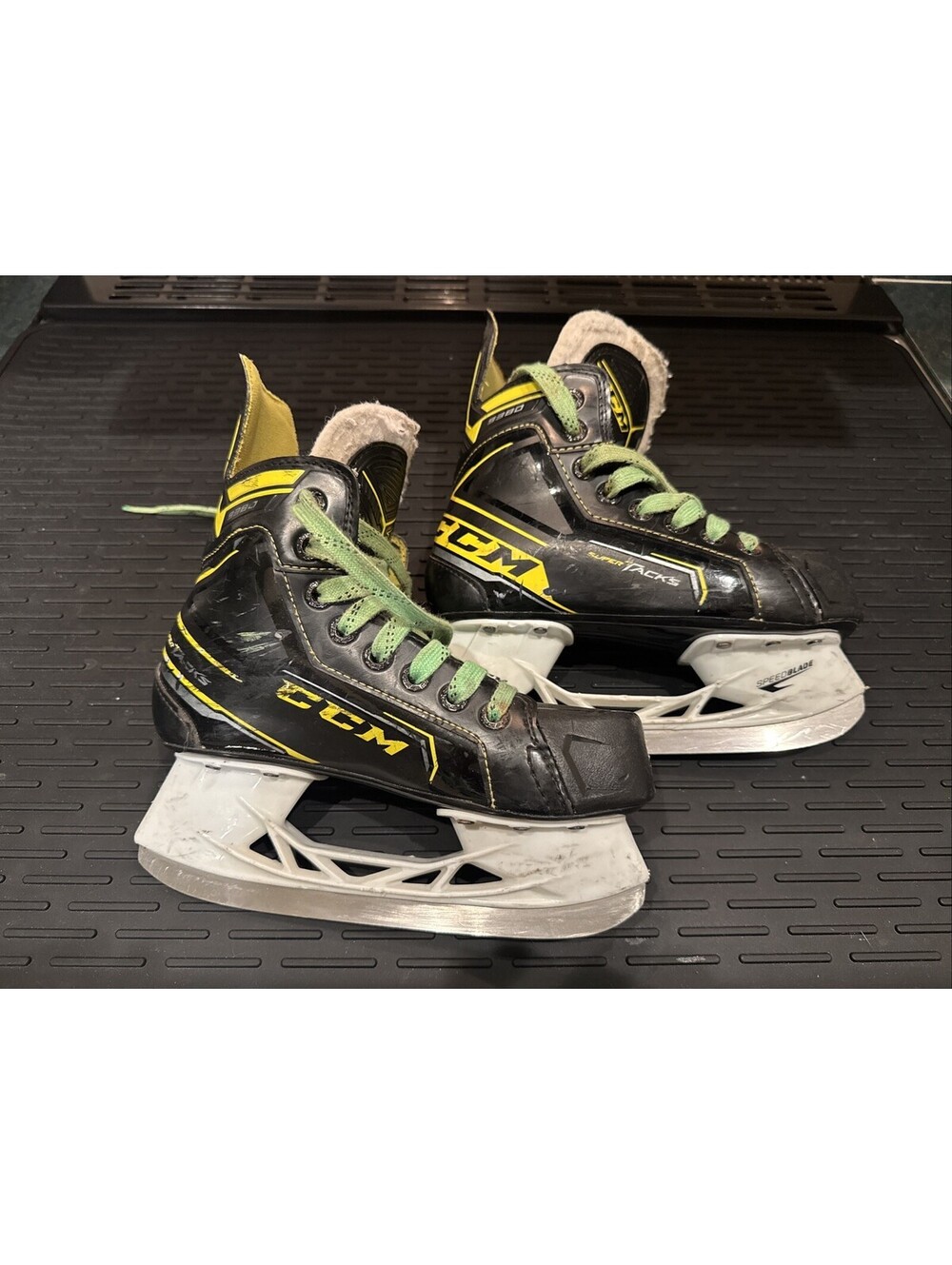CCM Super Tacks 9380 Size 13.5 Youth Ice Hockey Skates SpeedBlade Super Tacks